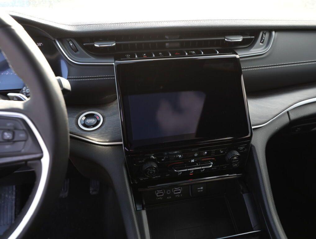 new 2025 Jeep Grand Cherokee car, priced at $48,140