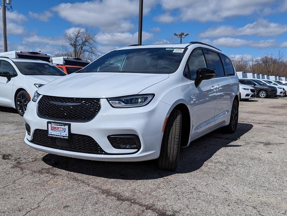 new 2024 Chrysler Pacifica car, priced at $41,395