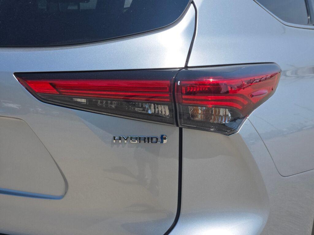 used 2022 Toyota Highlander Hybrid car, priced at $43,853