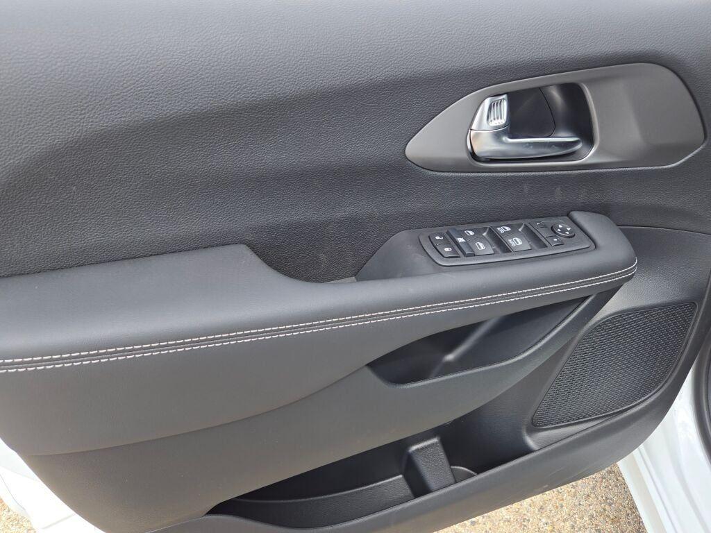 new 2025 Chrysler Pacifica car