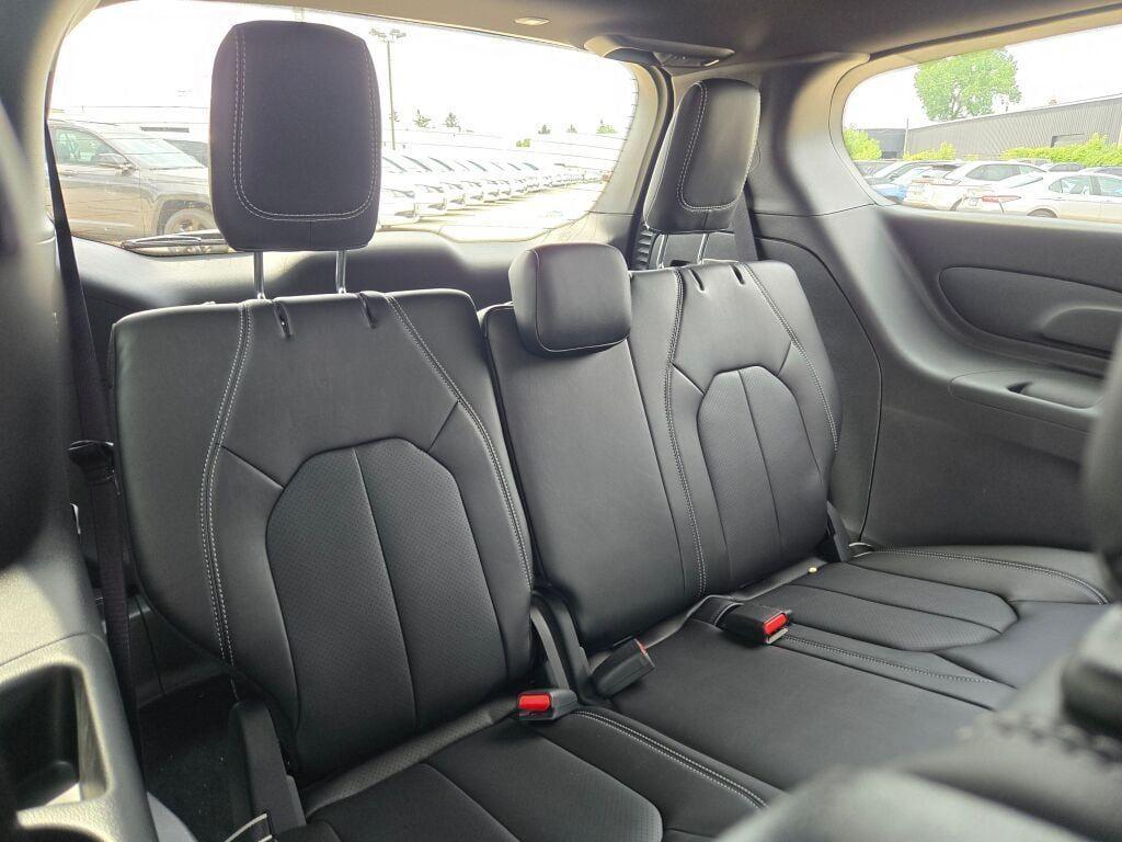 new 2025 Chrysler Pacifica car