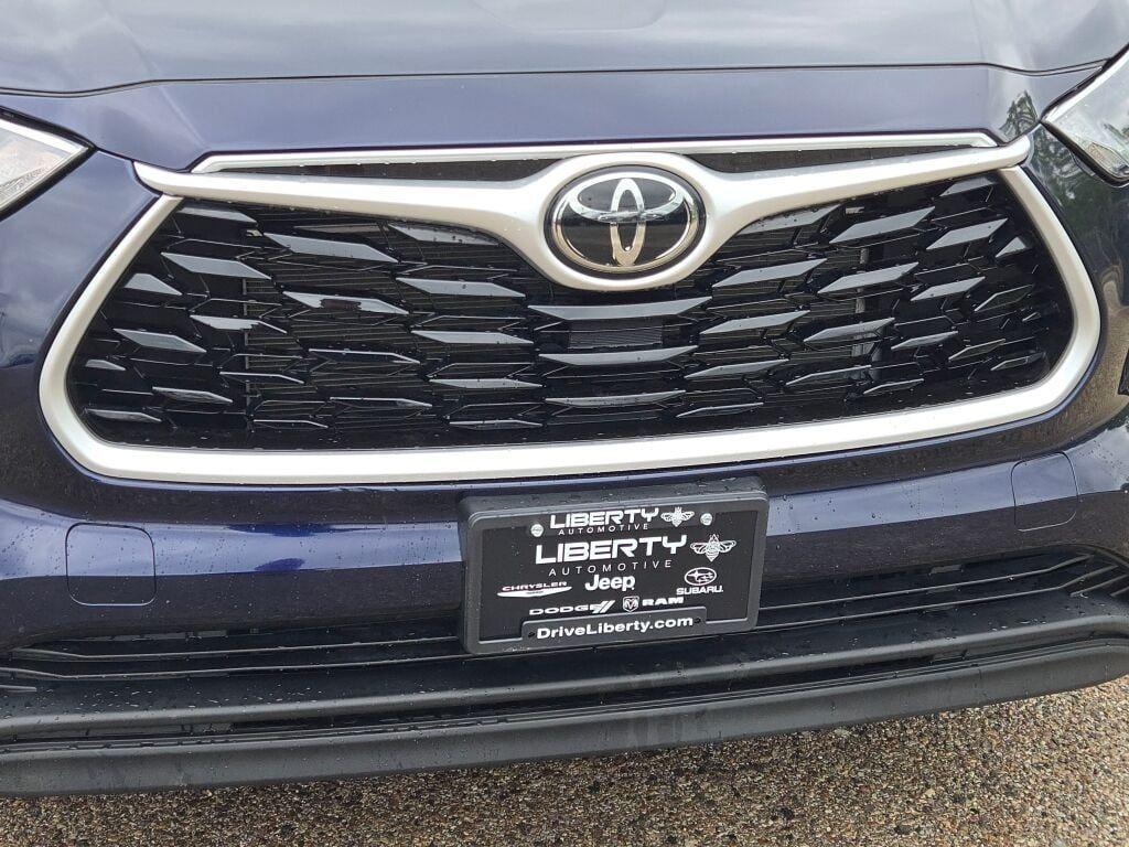 used 2022 Toyota Highlander car, priced at $34,654