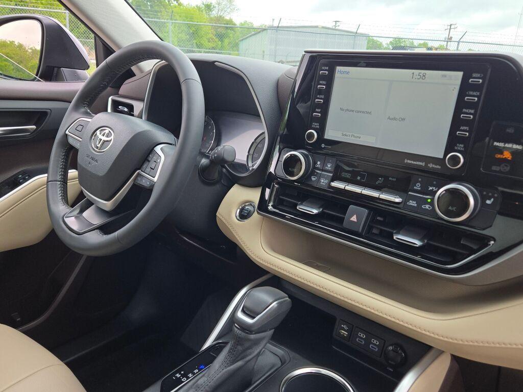used 2022 Toyota Highlander car, priced at $34,654