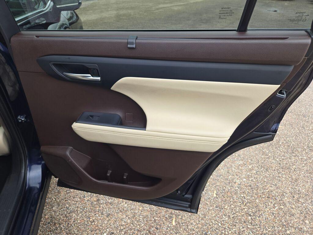used 2022 Toyota Highlander car, priced at $34,654