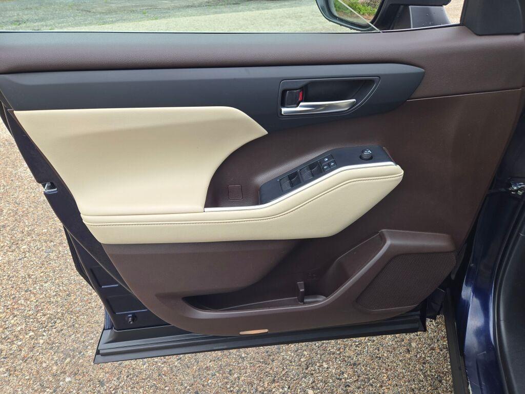 used 2022 Toyota Highlander car, priced at $34,654