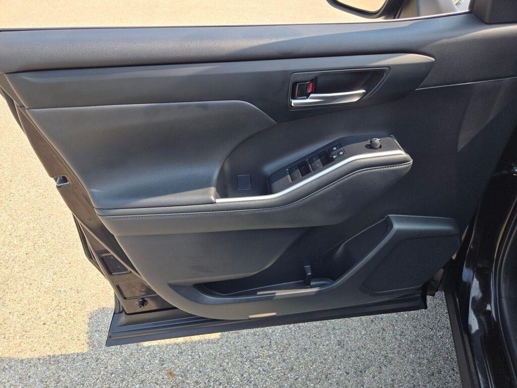 used 2022 Toyota Highlander car, priced at $33,989