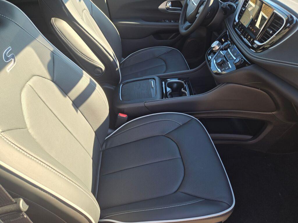 new 2026 Chrysler Pacifica car, priced at $52,385
