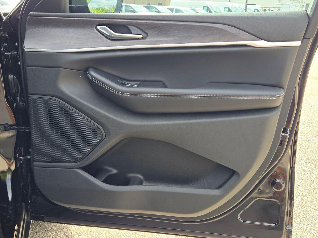 new 2025 Jeep Grand Cherokee car, priced at $50,745