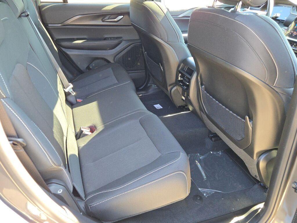 new 2025 Jeep Grand Cherokee car, priced at $40,750