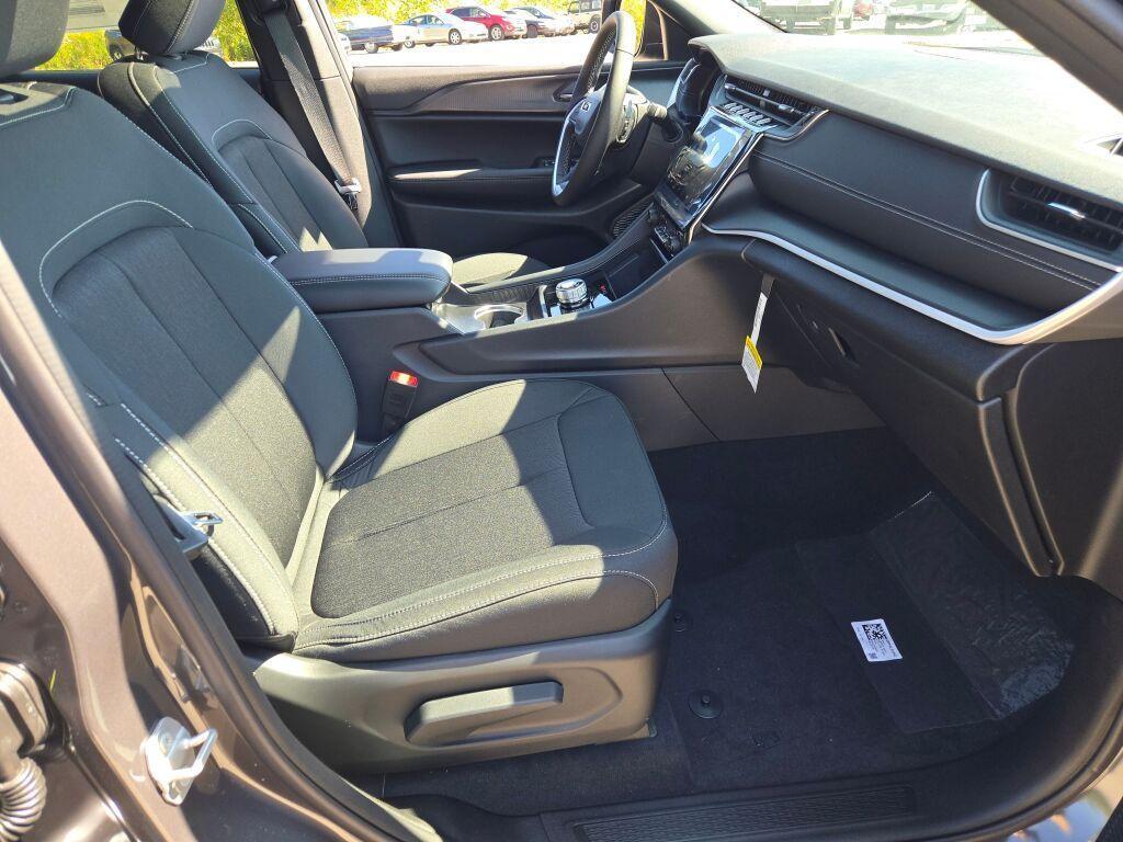 new 2025 Jeep Grand Cherokee car, priced at $40,750