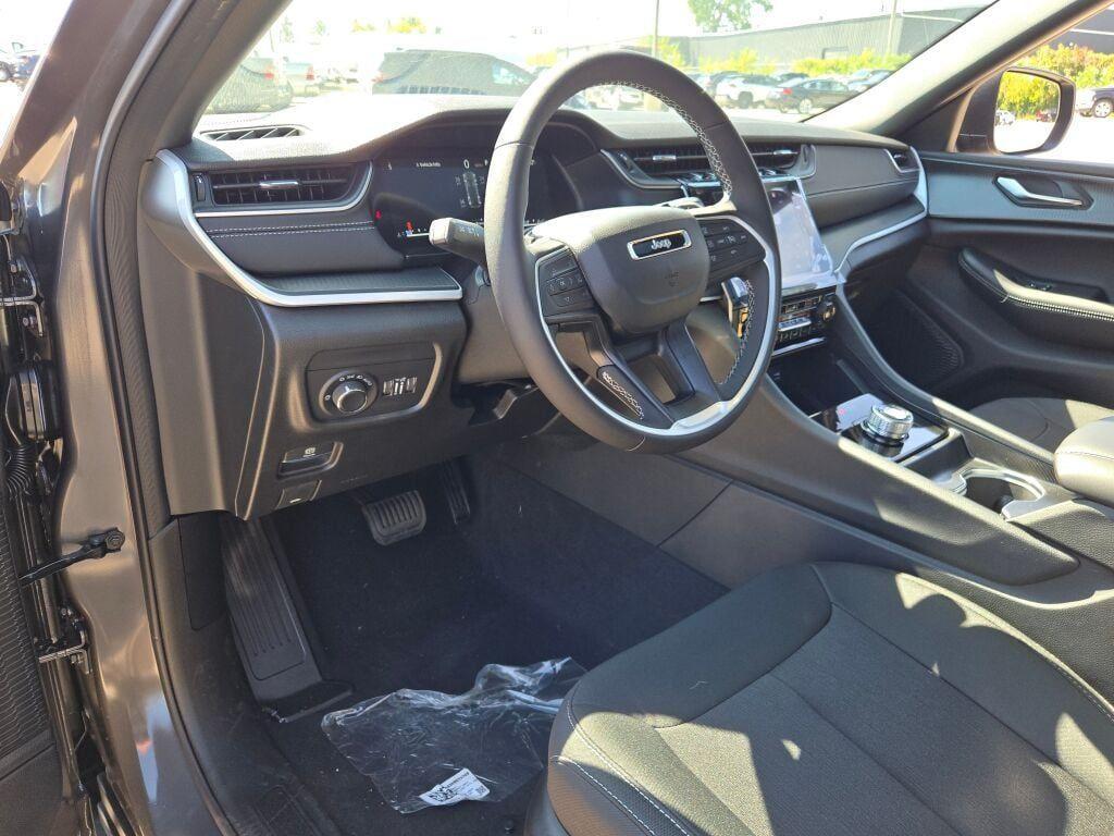 new 2025 Jeep Grand Cherokee car, priced at $40,750