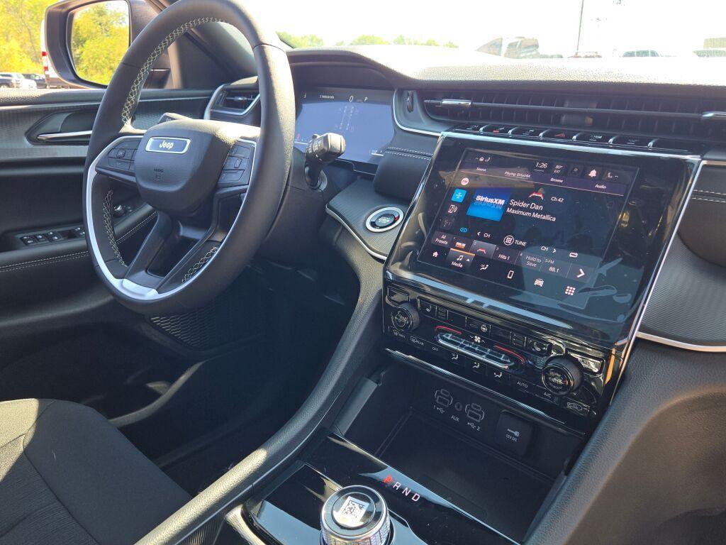new 2025 Jeep Grand Cherokee car, priced at $40,750