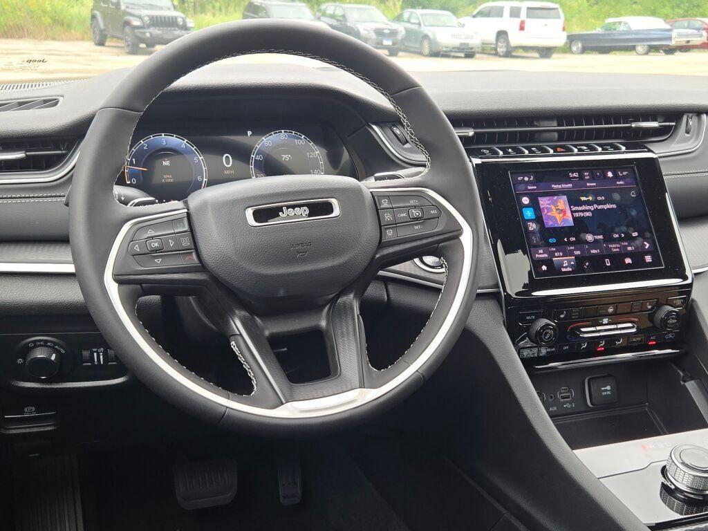 new 2025 Jeep Grand Cherokee car, priced at $44,917