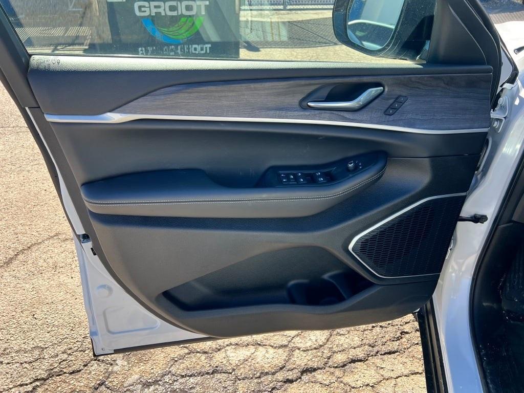 new 2025 Jeep Grand Cherokee car, priced at $57,635