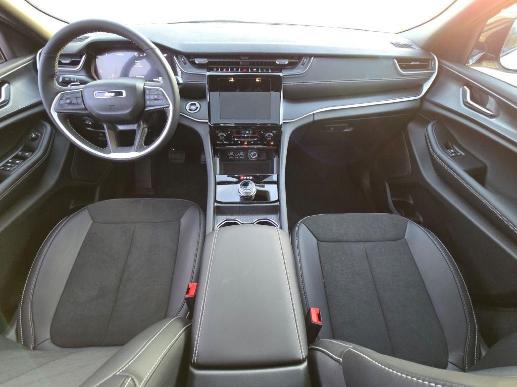new 2025 Jeep Grand Cherokee car, priced at $48,575