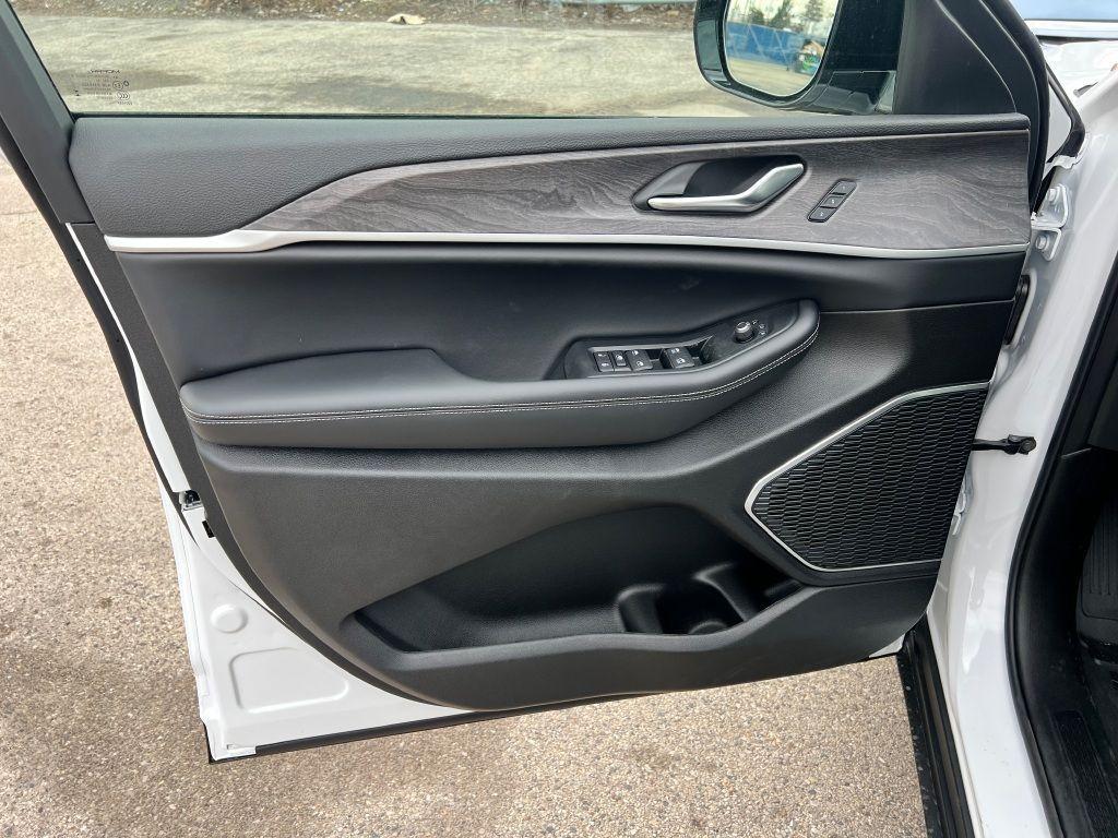 new 2025 Jeep Grand Cherokee car, priced at $56,840