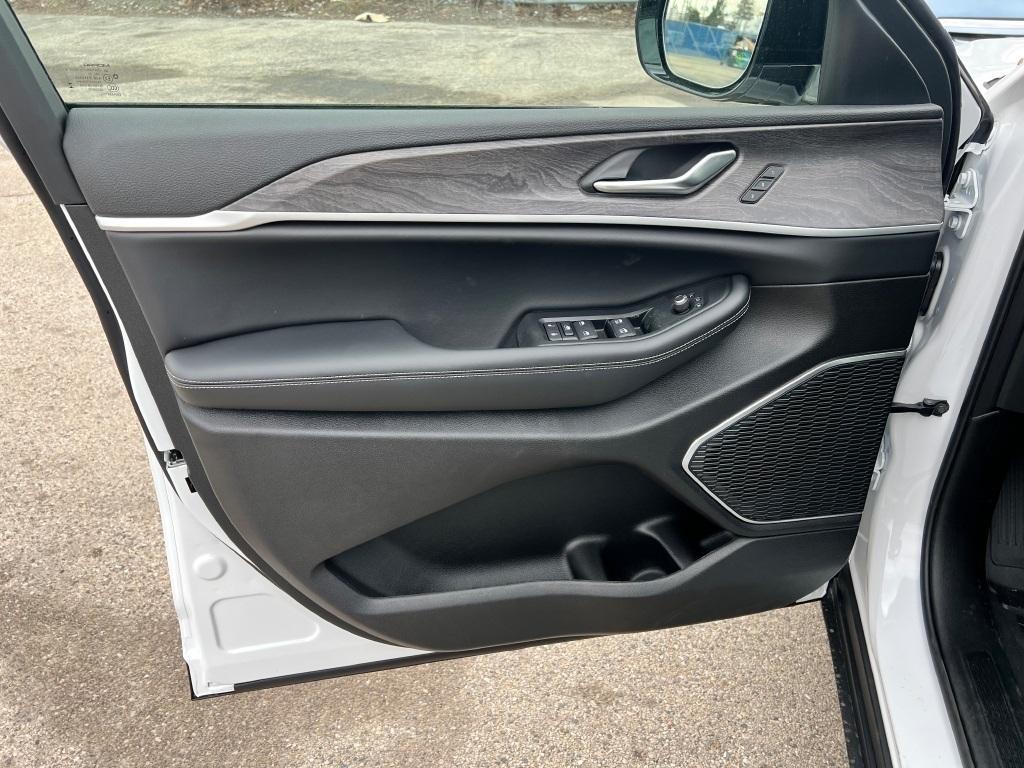 new 2025 Jeep Grand Cherokee car, priced at $56,840