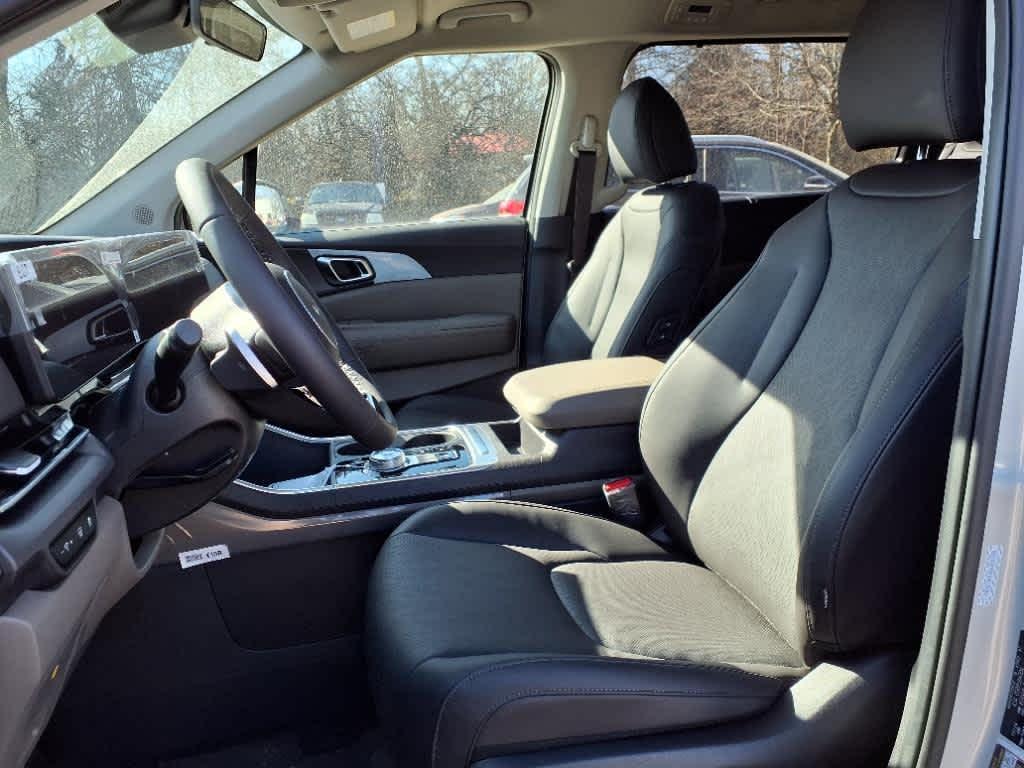 new 2025 Kia Carnival Hybrid car, priced at $43,821
