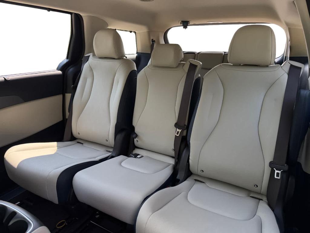 new 2025 Kia Carnival Hybrid car, priced at $42,870
