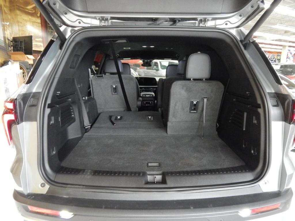 used 2024 Chevrolet Traverse car, priced at $36,995
