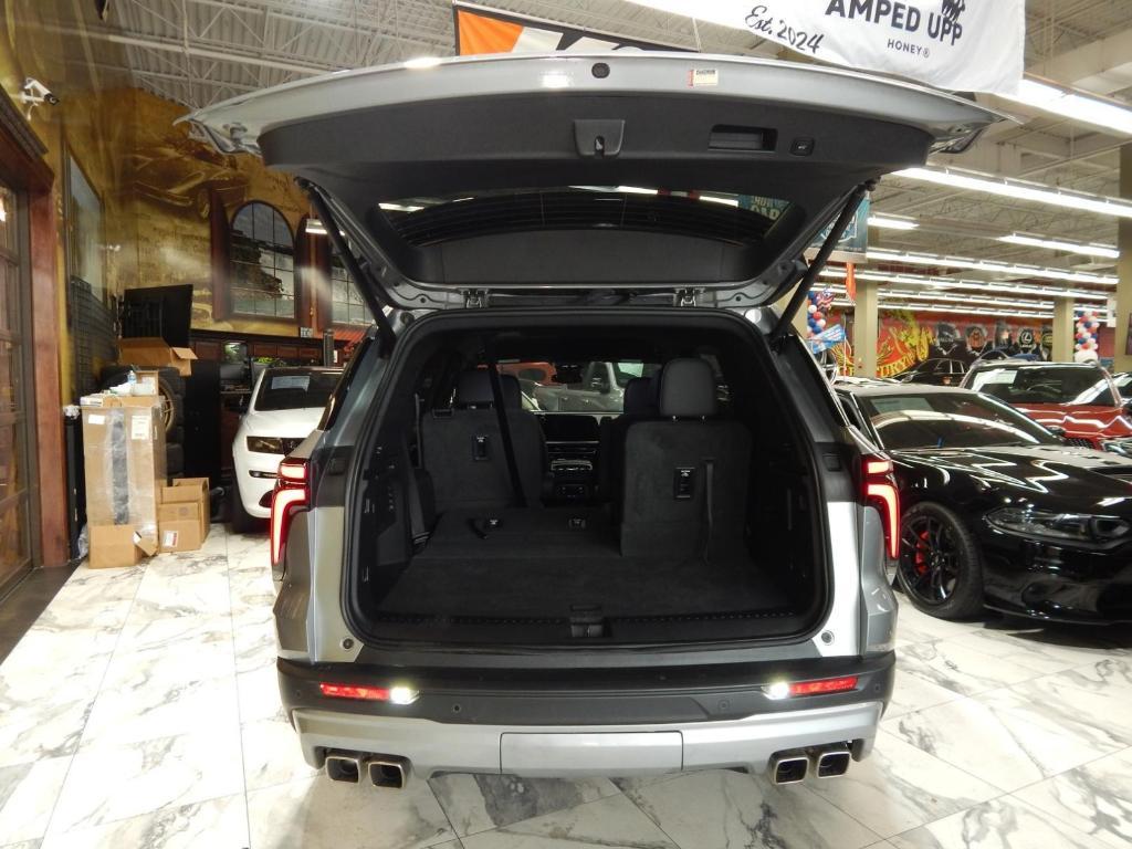 used 2024 Chevrolet Traverse car, priced at $36,995