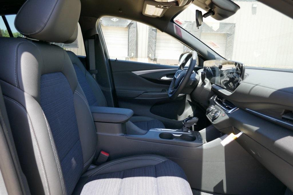 new 2025 Buick Envista car, priced at $24,017