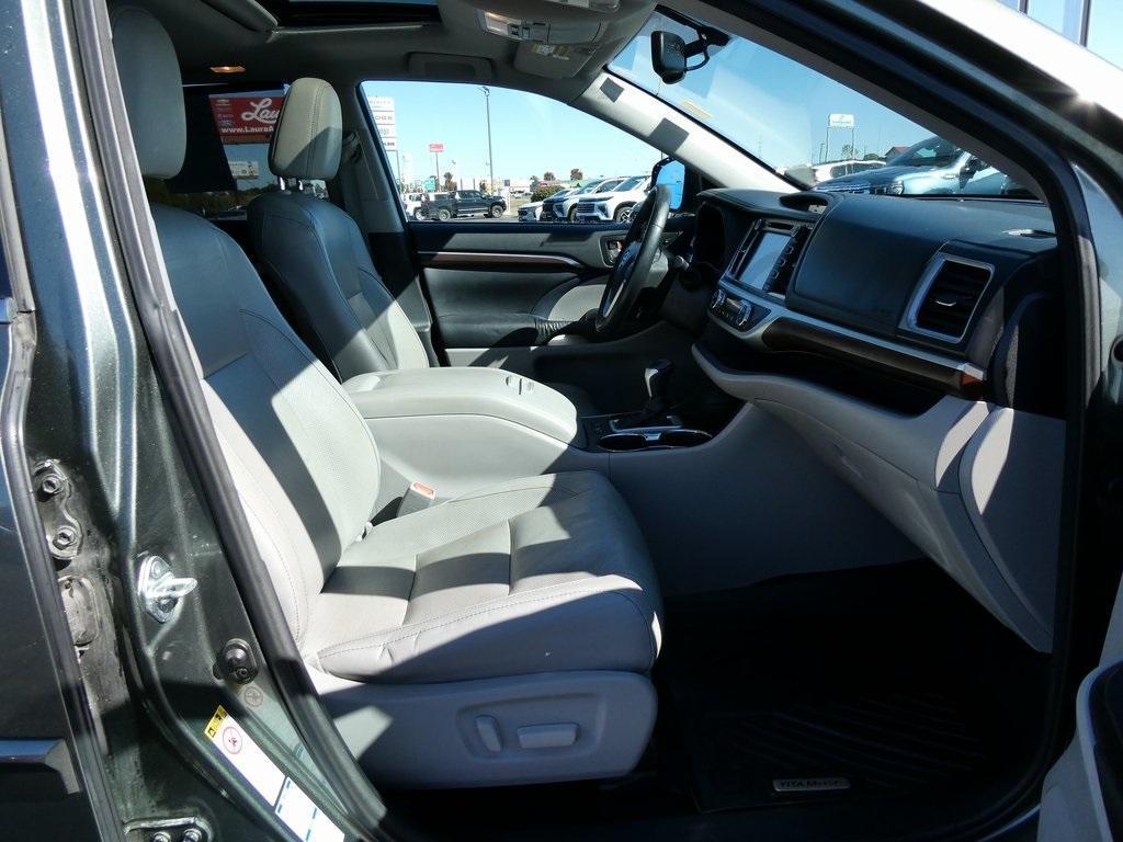 used 2015 Toyota Highlander car, priced at $18,995
