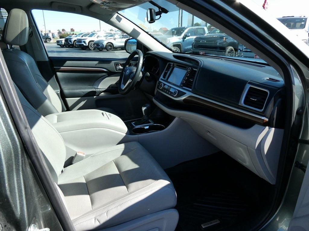 used 2015 Toyota Highlander car, priced at $18,995