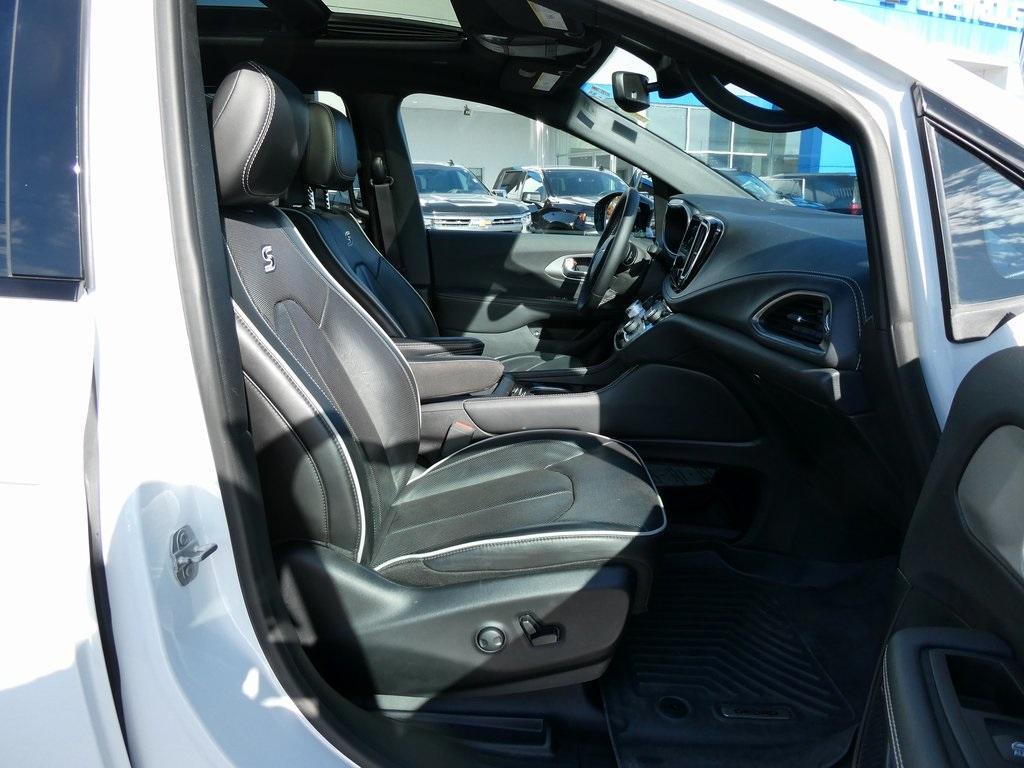 used 2024 Chrysler Pacifica Hybrid car, priced at $31,995