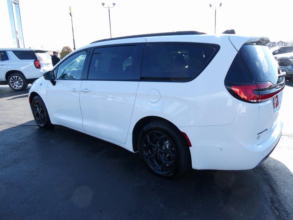 used 2024 Chrysler Pacifica Hybrid car, priced at $31,995