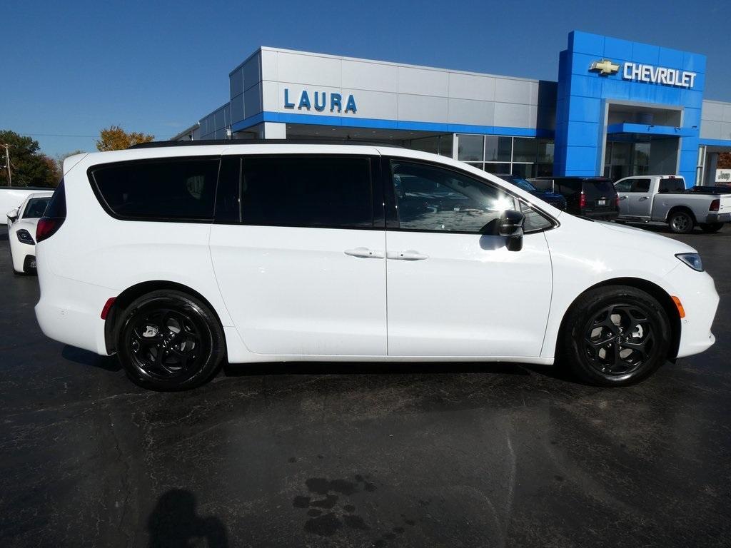 used 2024 Chrysler Pacifica Hybrid car, priced at $31,995
