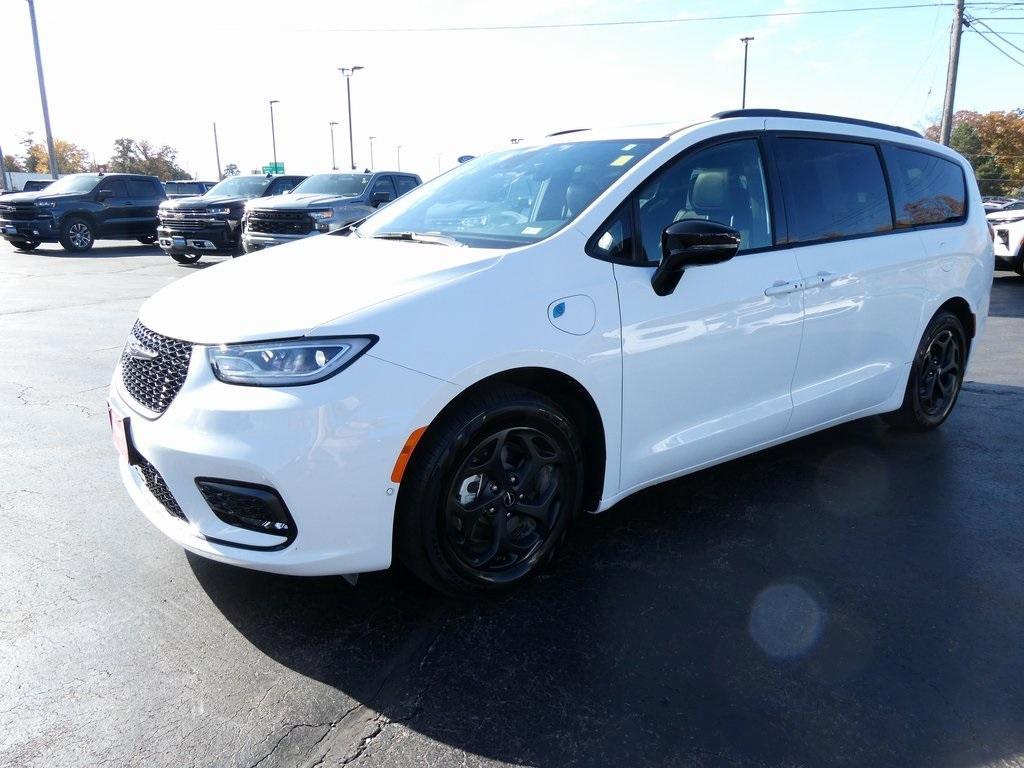 used 2024 Chrysler Pacifica Hybrid car, priced at $31,995