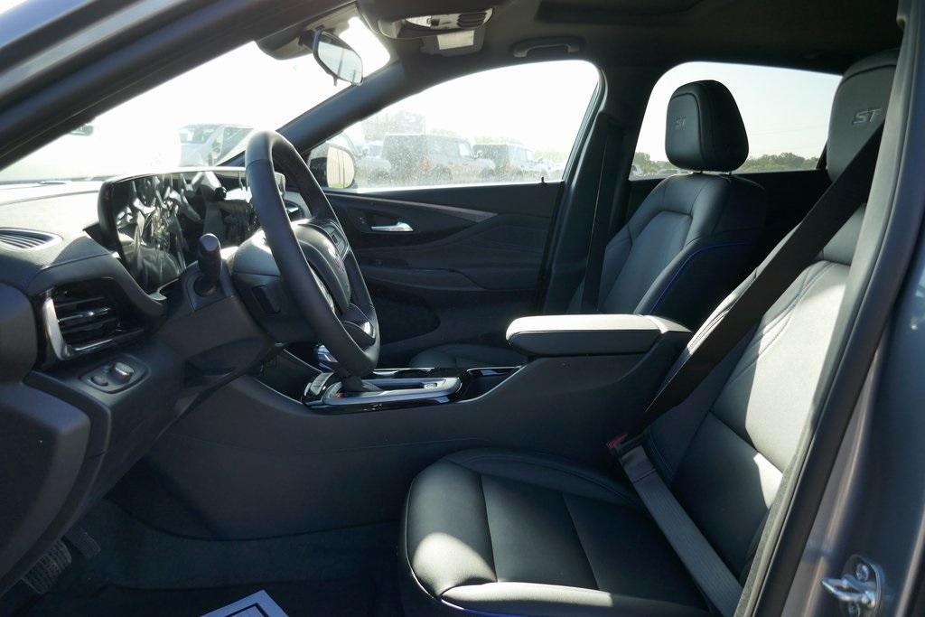 new 2025 Buick Envista car, priced at $26,572