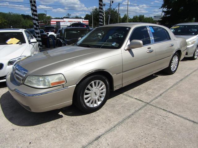 used 2004 Lincoln Town Car car, priced at $4,999