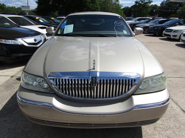 used 2004 Lincoln Town Car car, priced at $2,999