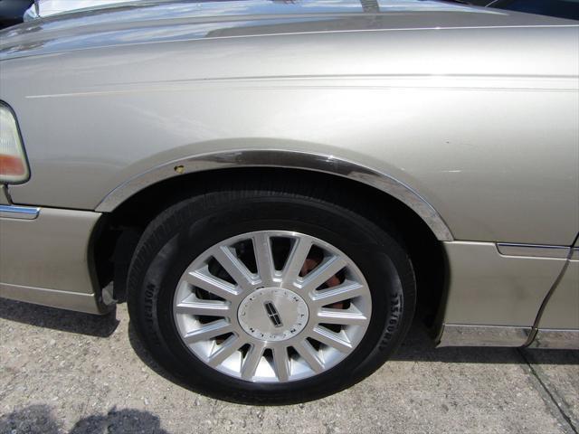 used 2004 Lincoln Town Car car, priced at $2,999