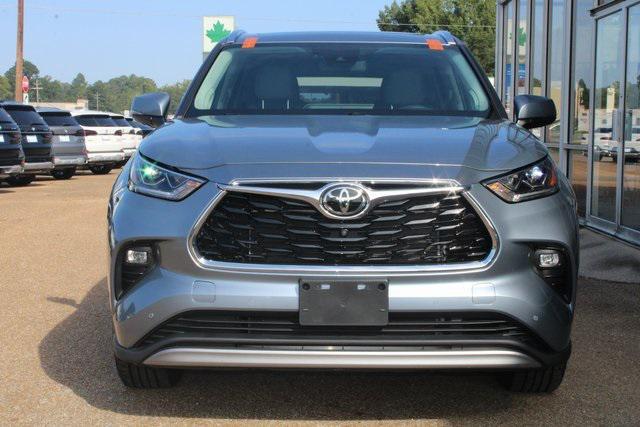 used 2021 Toyota Highlander car, priced at $40,000