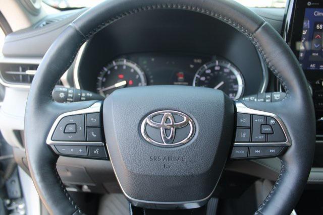 used 2021 Toyota Highlander car, priced at $40,000