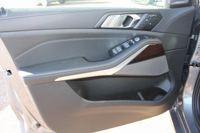 new 2026 BMW X7 car, priced at $92,225