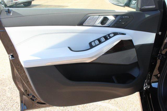 new 2026 BMW X7 car, priced at $95,285