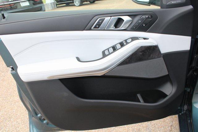 new 2025 BMW X7 car, priced at $93,710