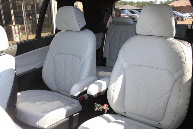 new 2026 BMW X7 car, priced at $100,785