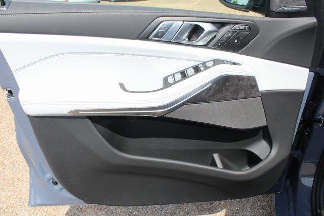 new 2026 BMW X7 car, priced at $95,035