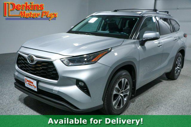 used 2021 Toyota Highlander car, priced at $34,995