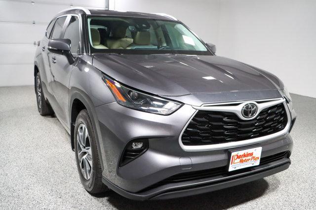 used 2023 Toyota Highlander car, priced at $35,995