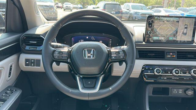 new 2025 Honda Pilot car, priced at $55,895