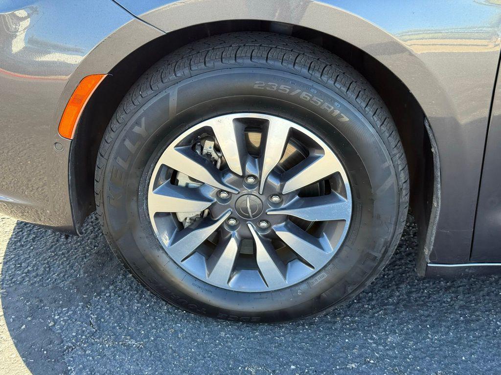 used 2022 Chrysler Pacifica Hybrid car, priced at $25,667