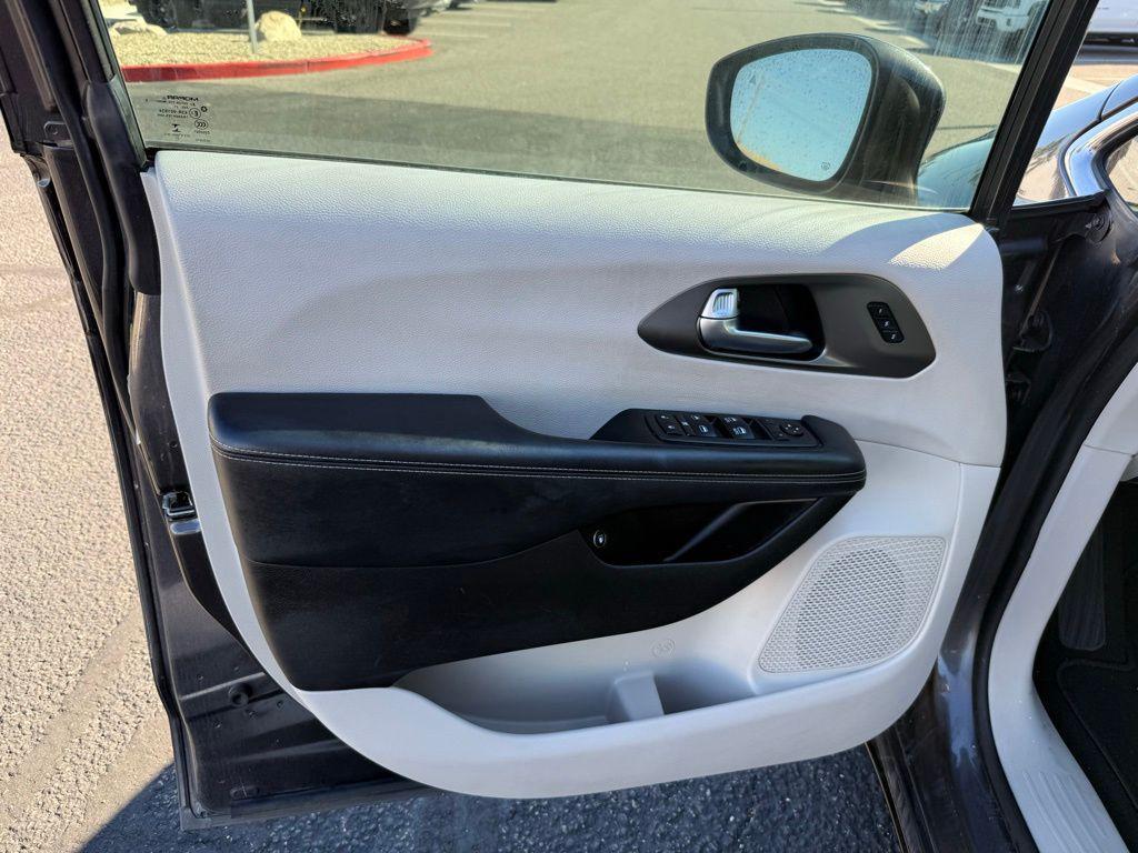 used 2022 Chrysler Pacifica Hybrid car, priced at $25,667