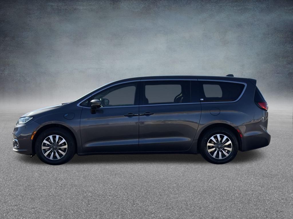 used 2022 Chrysler Pacifica Hybrid car, priced at $25,667