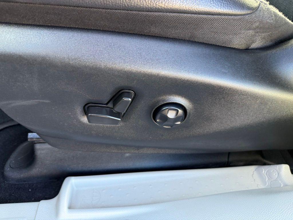 used 2022 Chrysler Pacifica Hybrid car, priced at $25,667